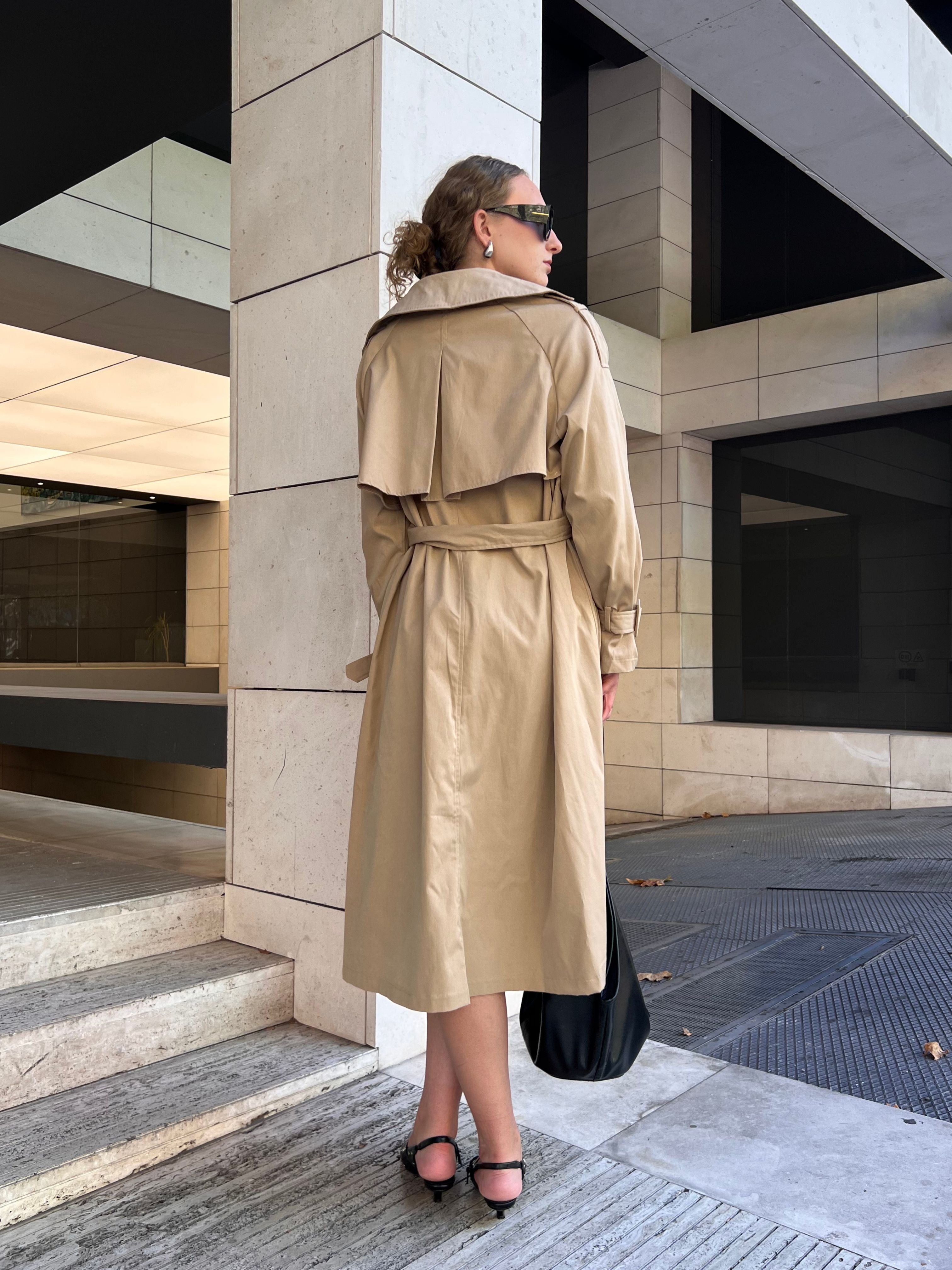 GABARDINA_TRENCH_CAMEL_LARGA_CON_DOBLE_BOTONDURA