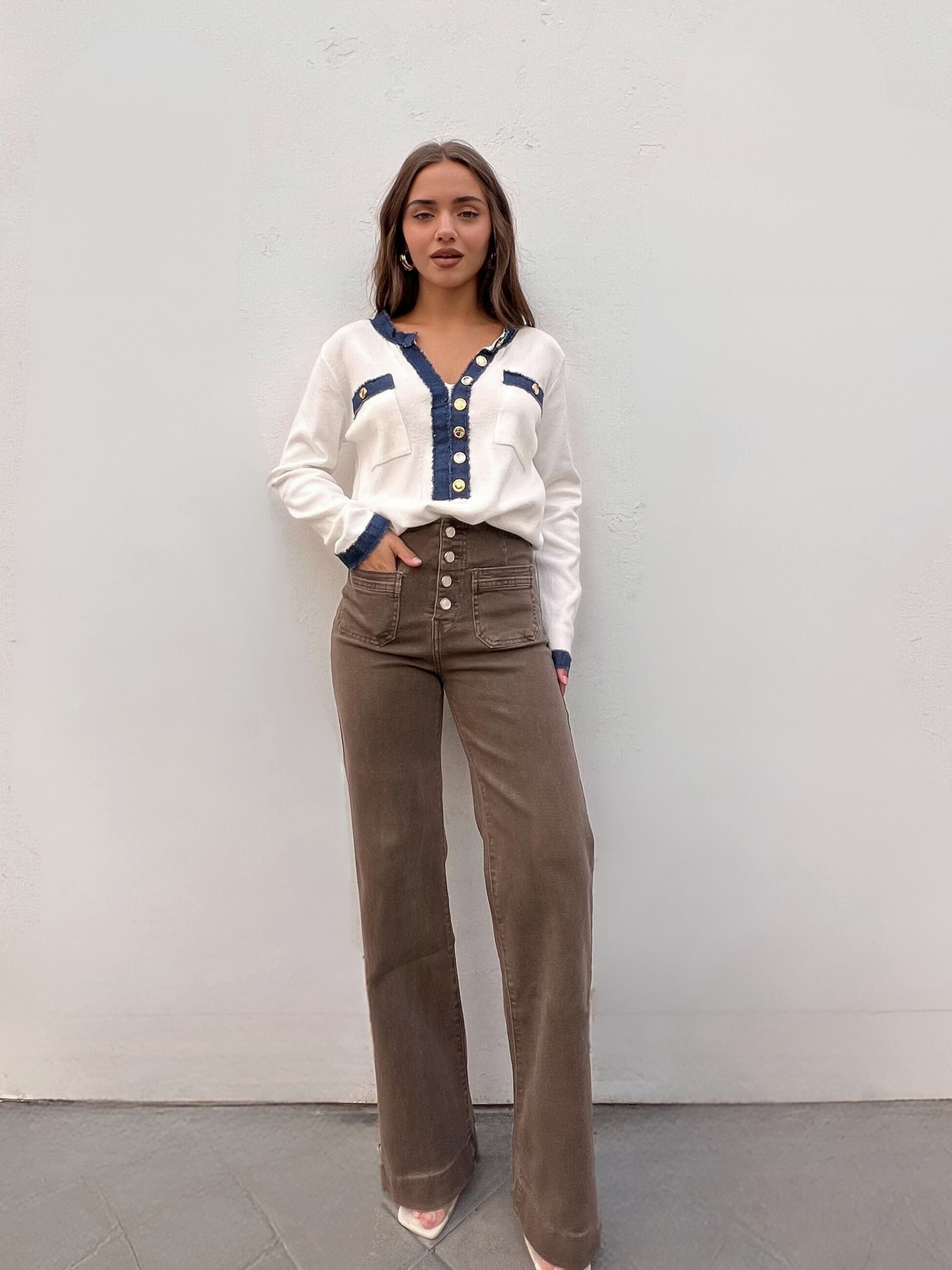 sueter_blanco_cardigan_de_punto_con_detalles_vaqueros_y_botones_dorados_1