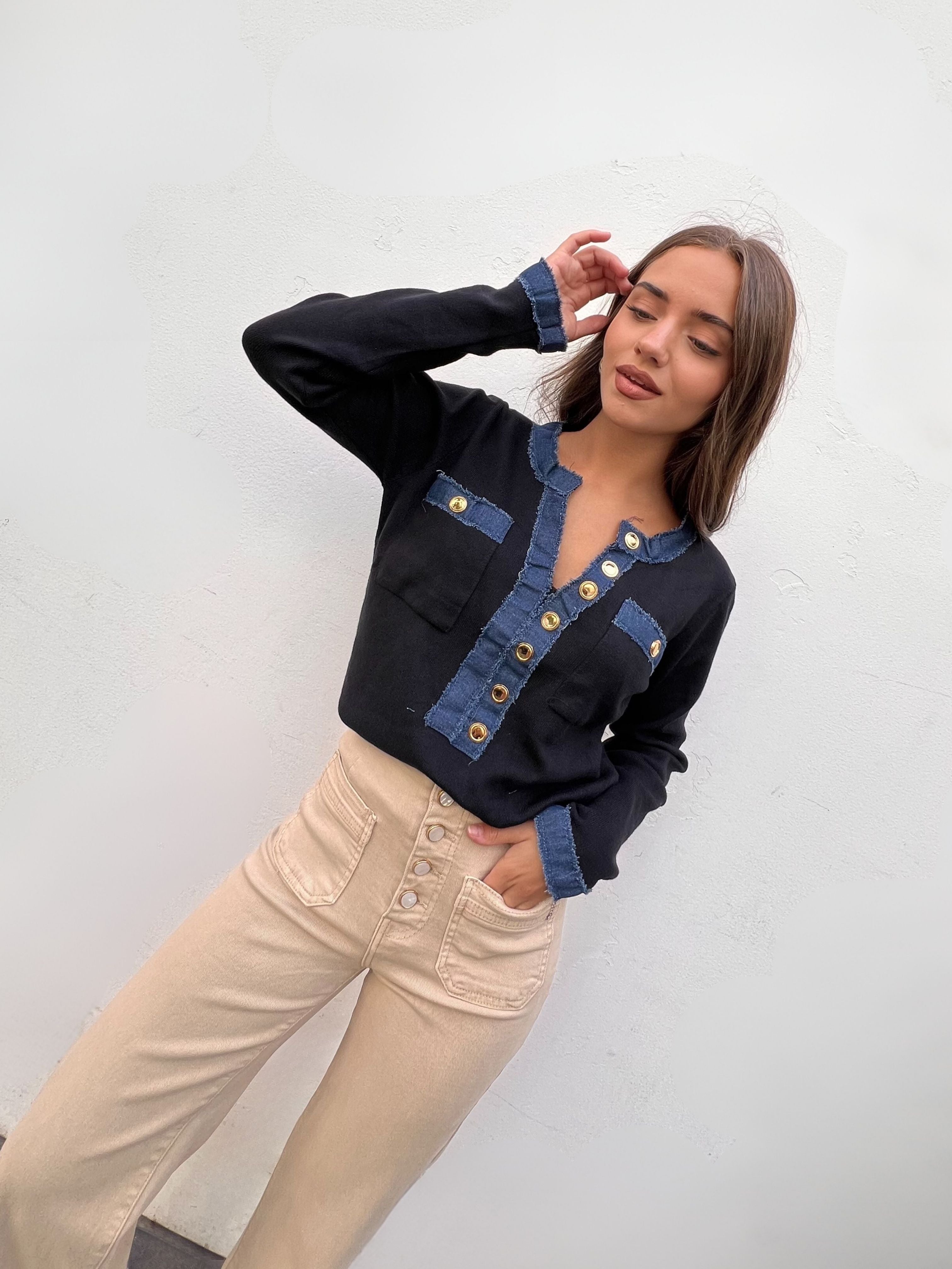 sueter_negro_cardigan_de_punto_con_detalles_vaqueros_y_botones_dorados_1