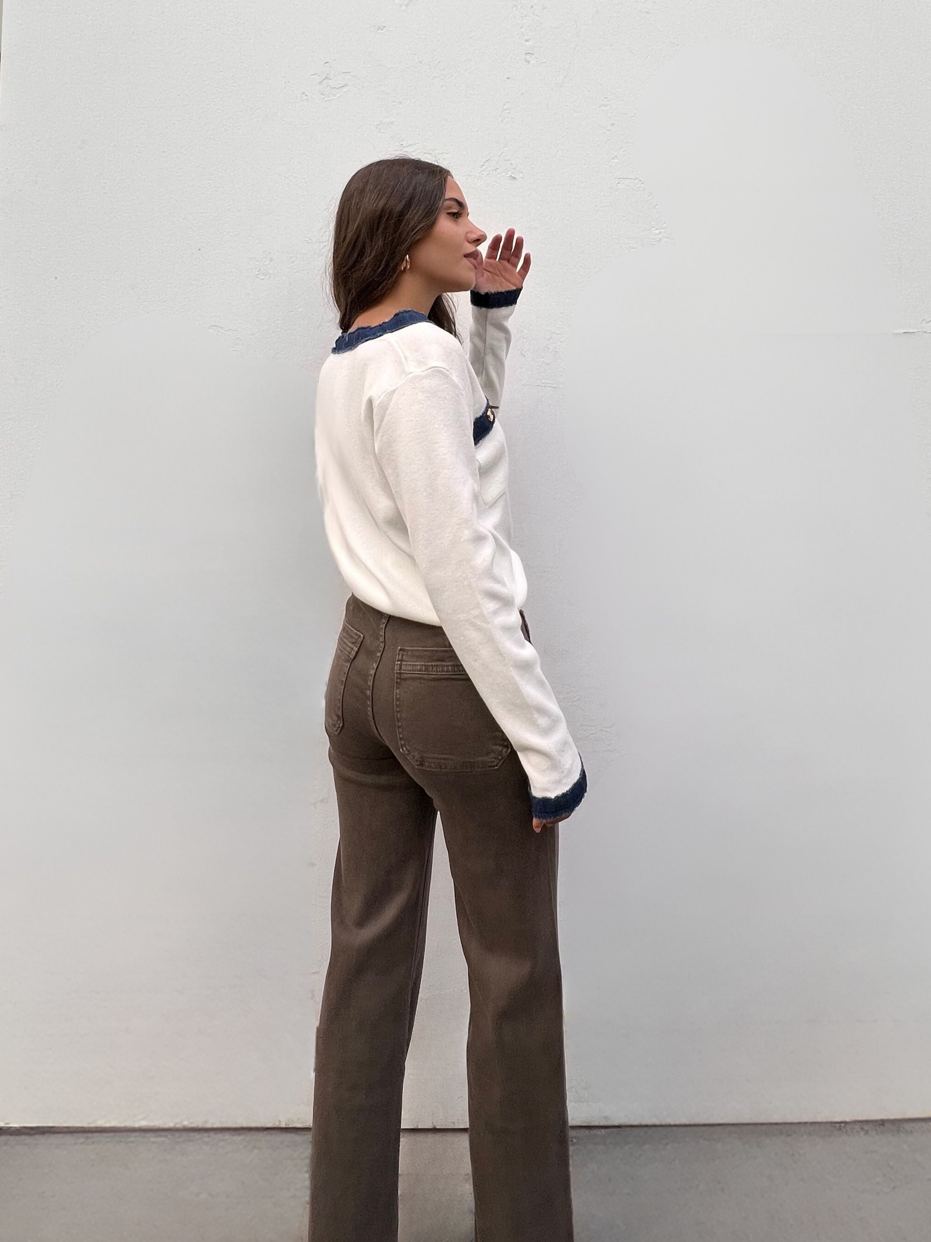 sueter_blanco_cardigan_de_punto_con_detalles_vaqueros_y_botones_dorados_1