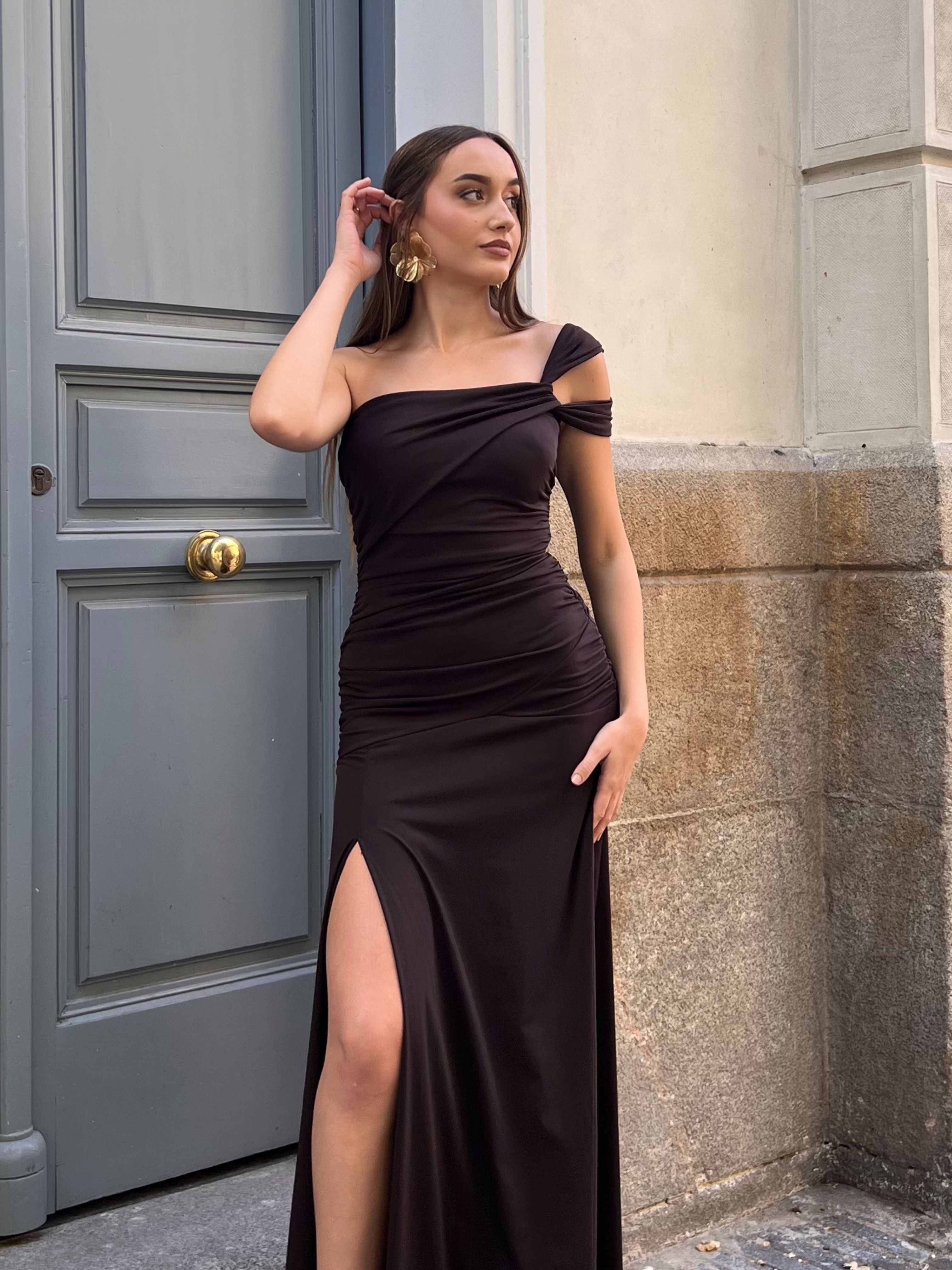 vestido de invitada drapeado marron con abertura y escote asimétrico traje fluido