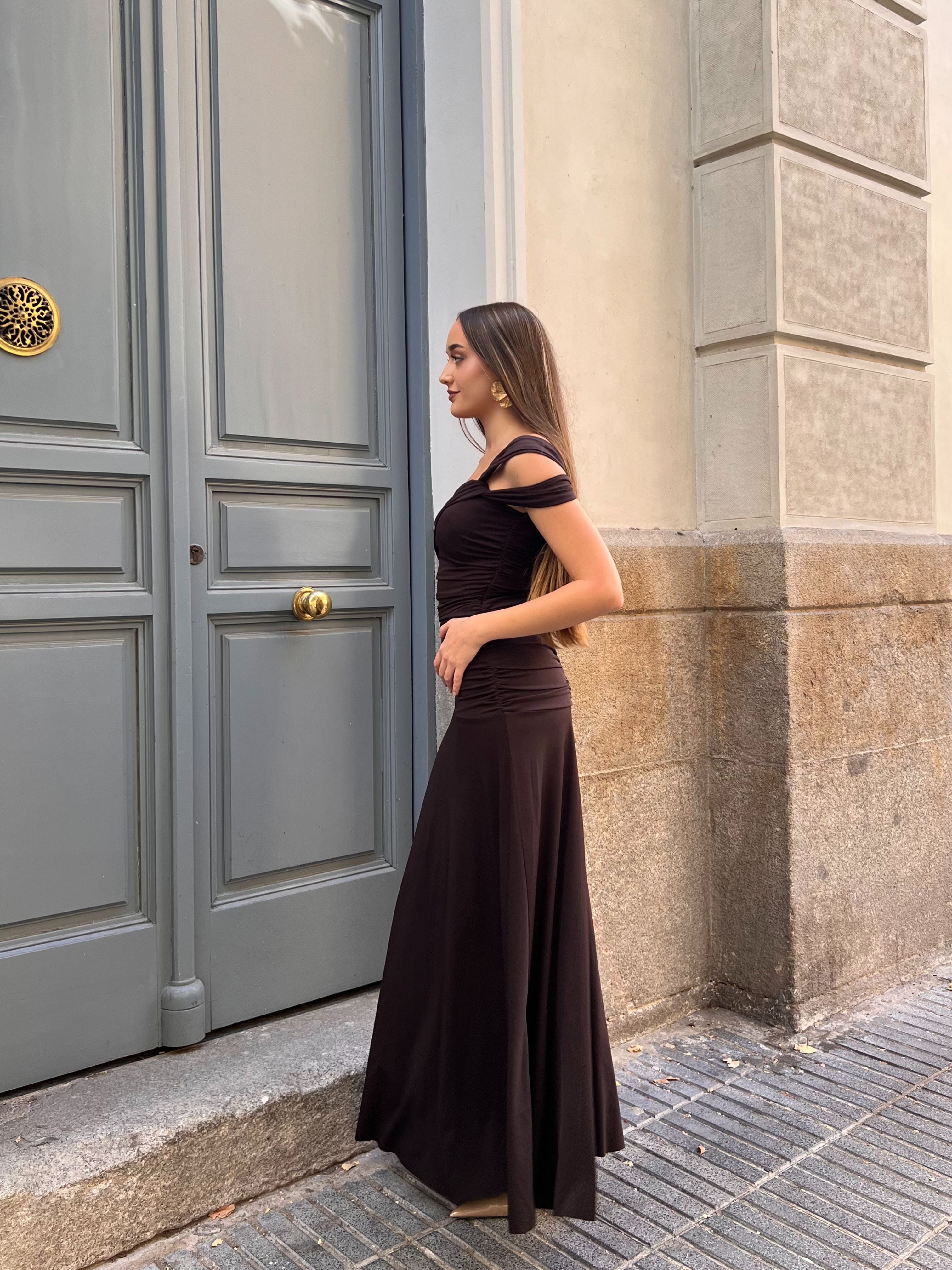 Vestido_ajustado_de_invitada_con_fruncido_y_escote_asimetrico_y_abertura_lateral_marron