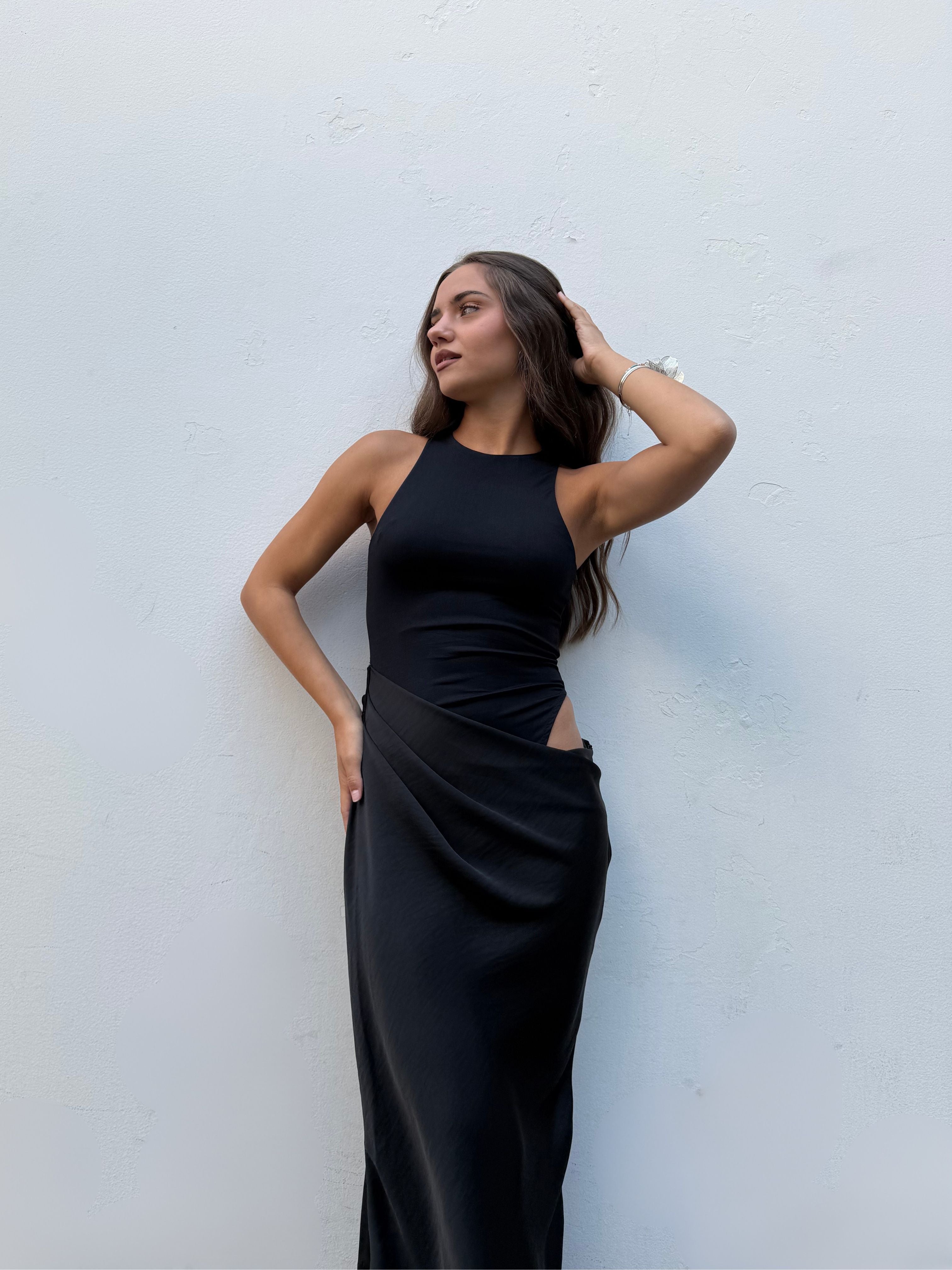 Vestido largo con cut-out lateral negro