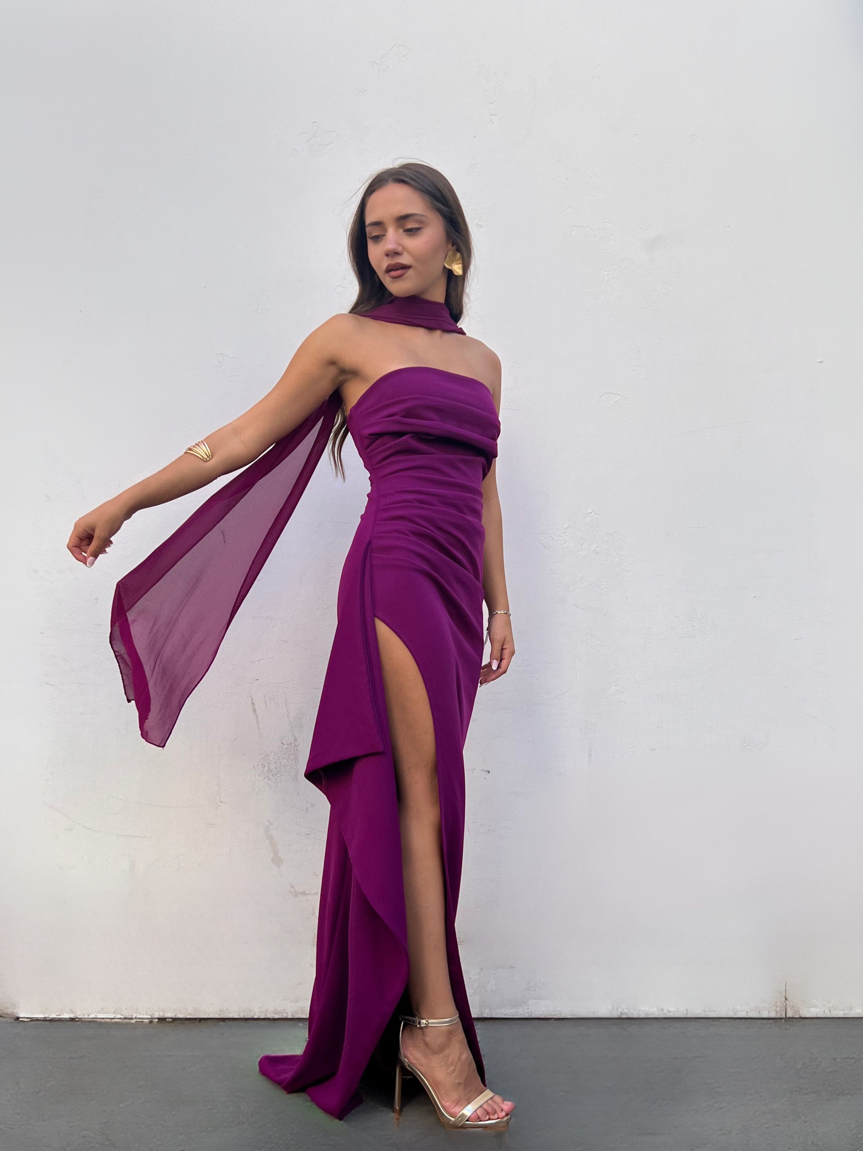 Vestido largo escote palabra de honor abertura lateral con volante