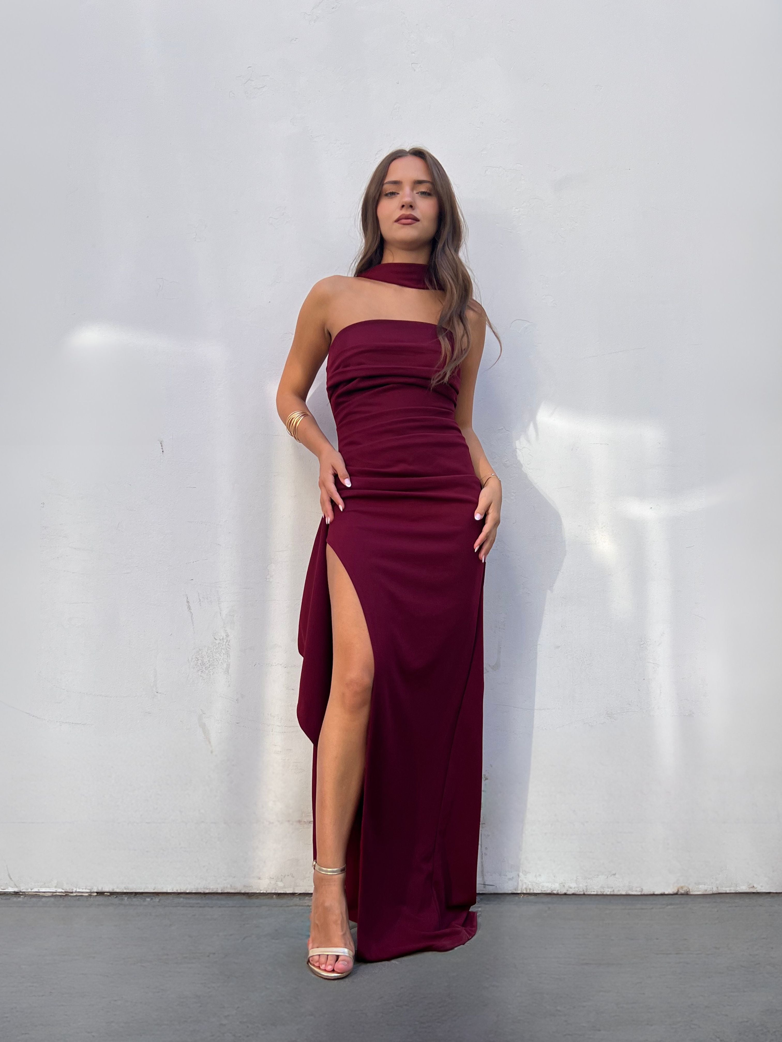 Vestido largo escote palabra de honor abertura lateral con volante