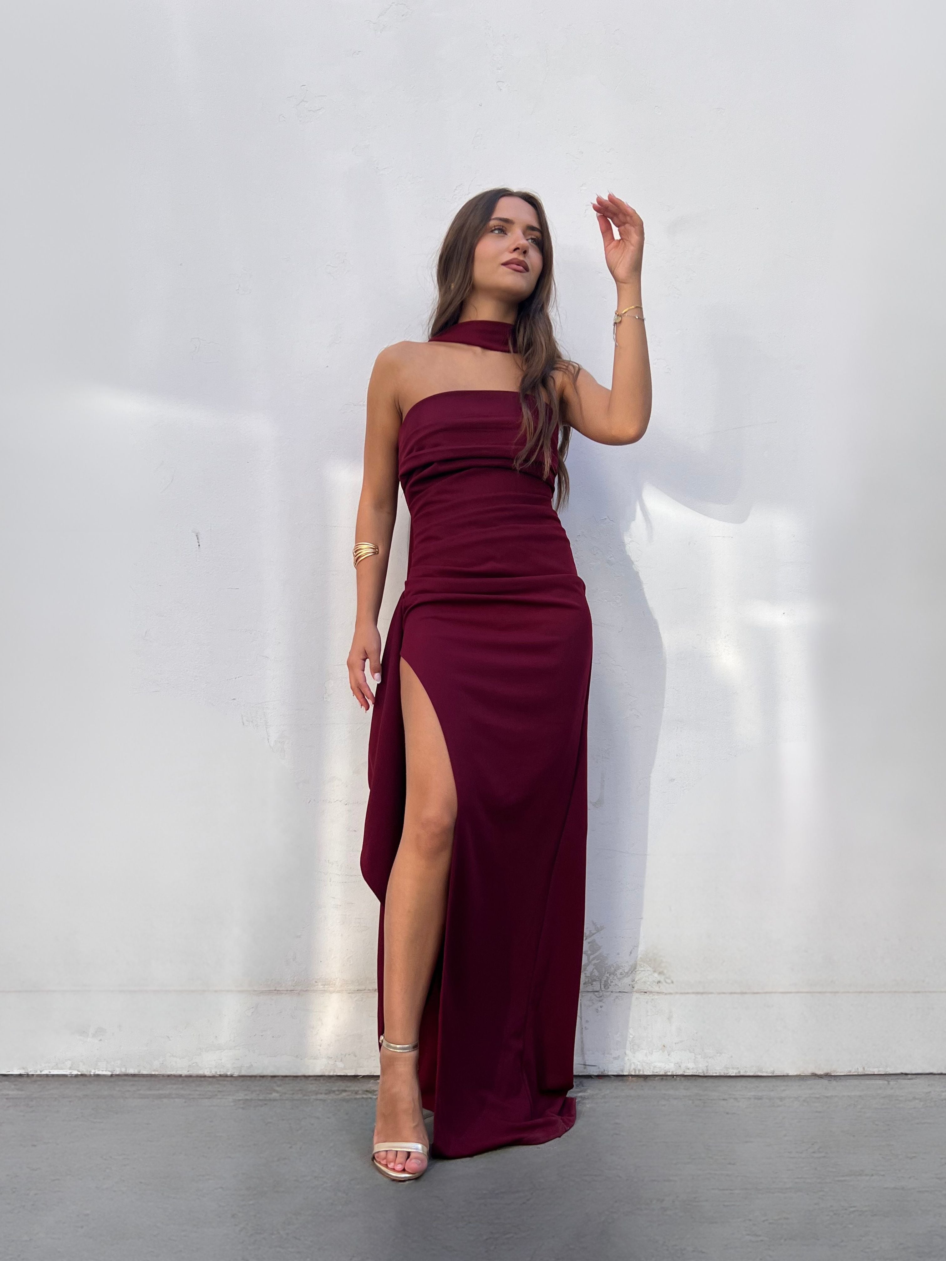 Vestido largo escote palabra de honor abertura lateral con volante