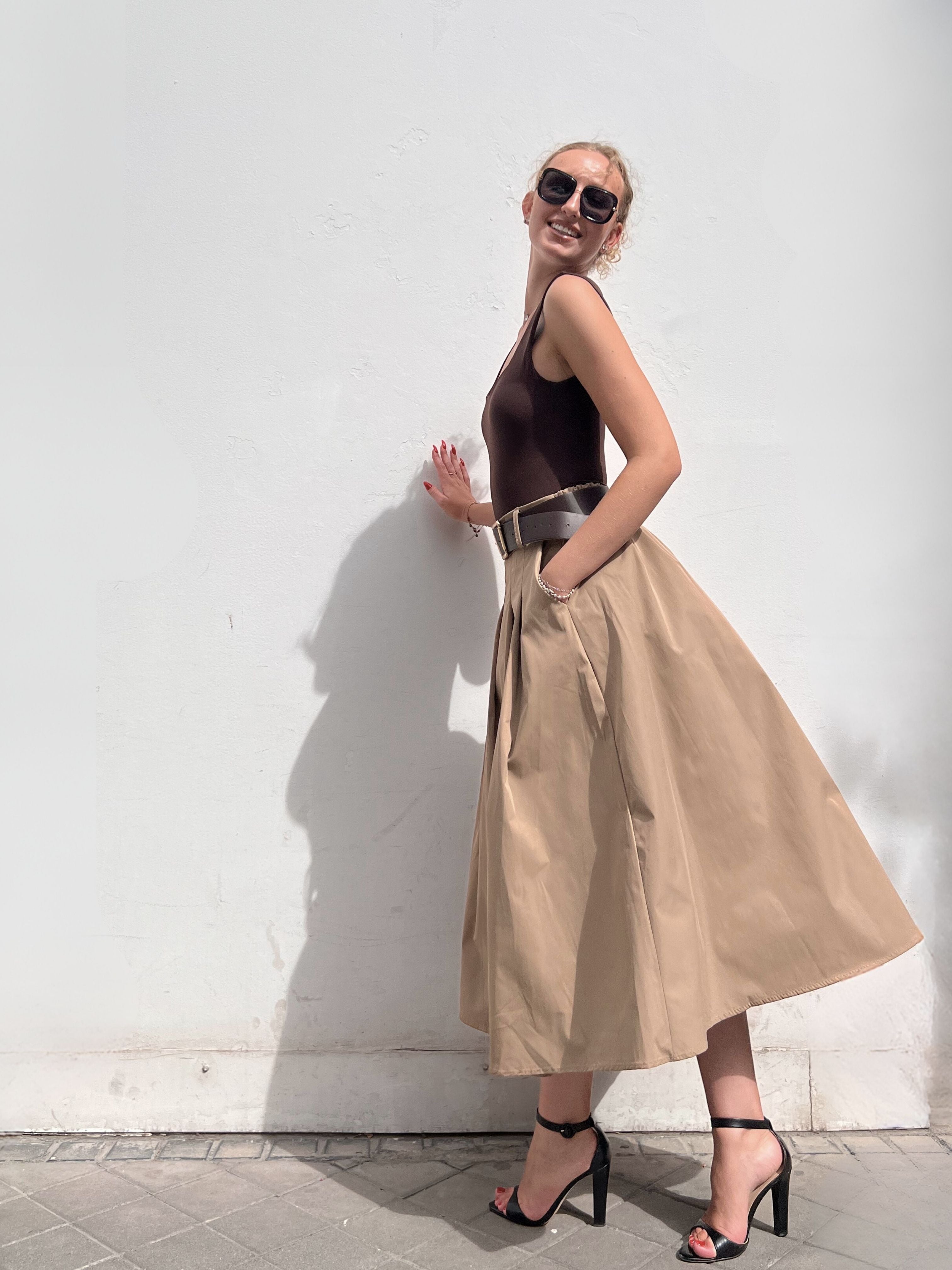 falda larga plisada beige