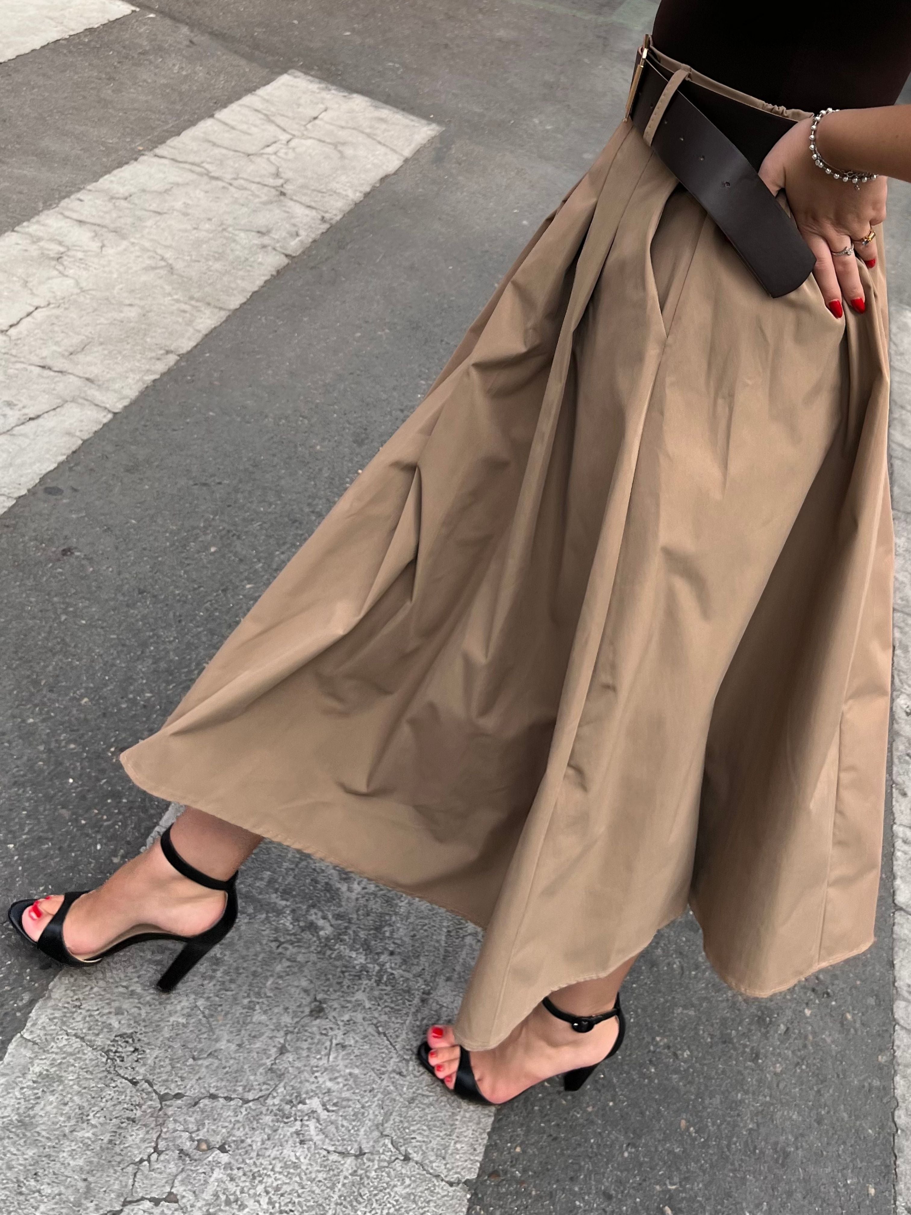 falda larga plisada beige