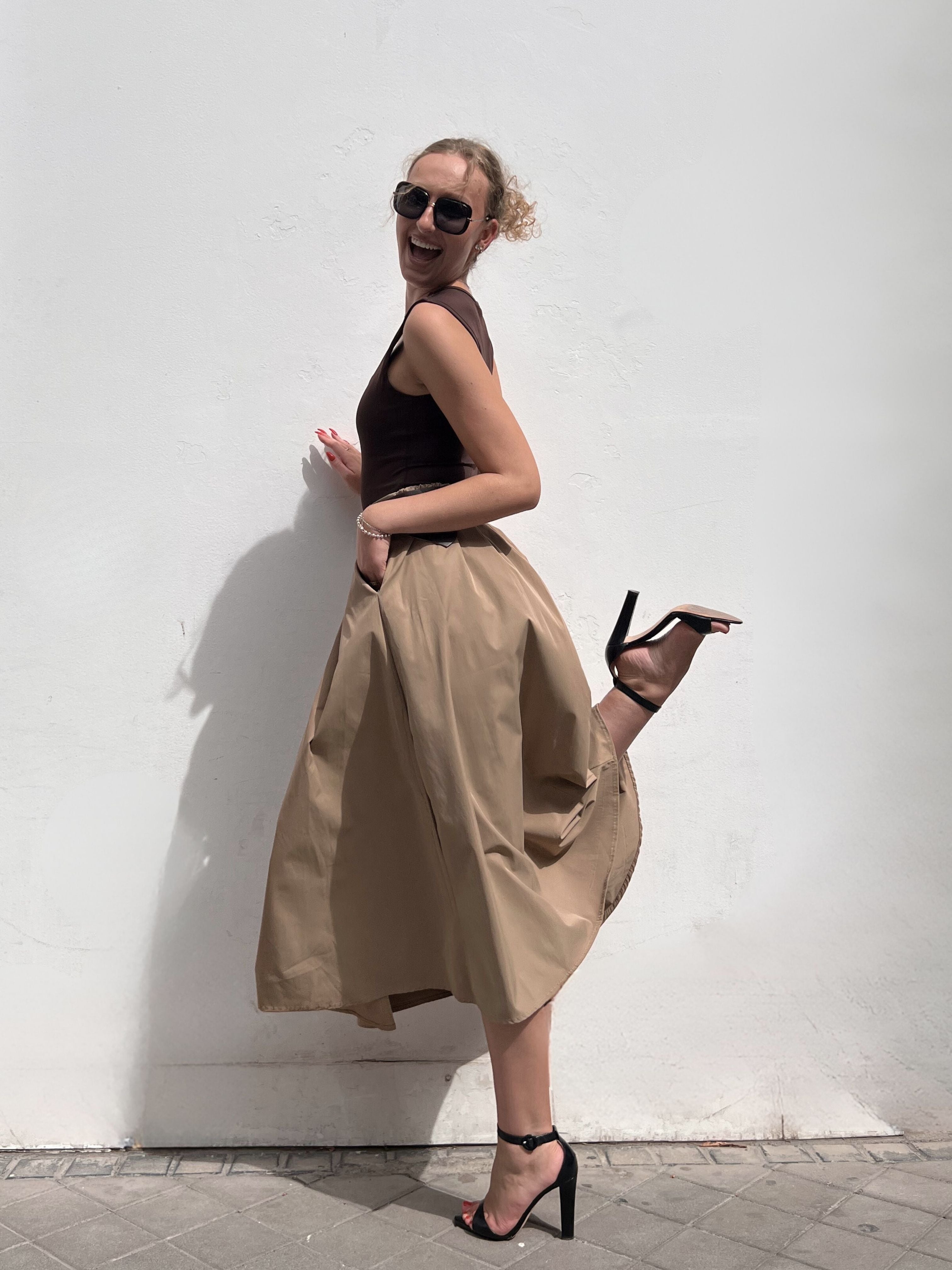 falda larga plisada beige