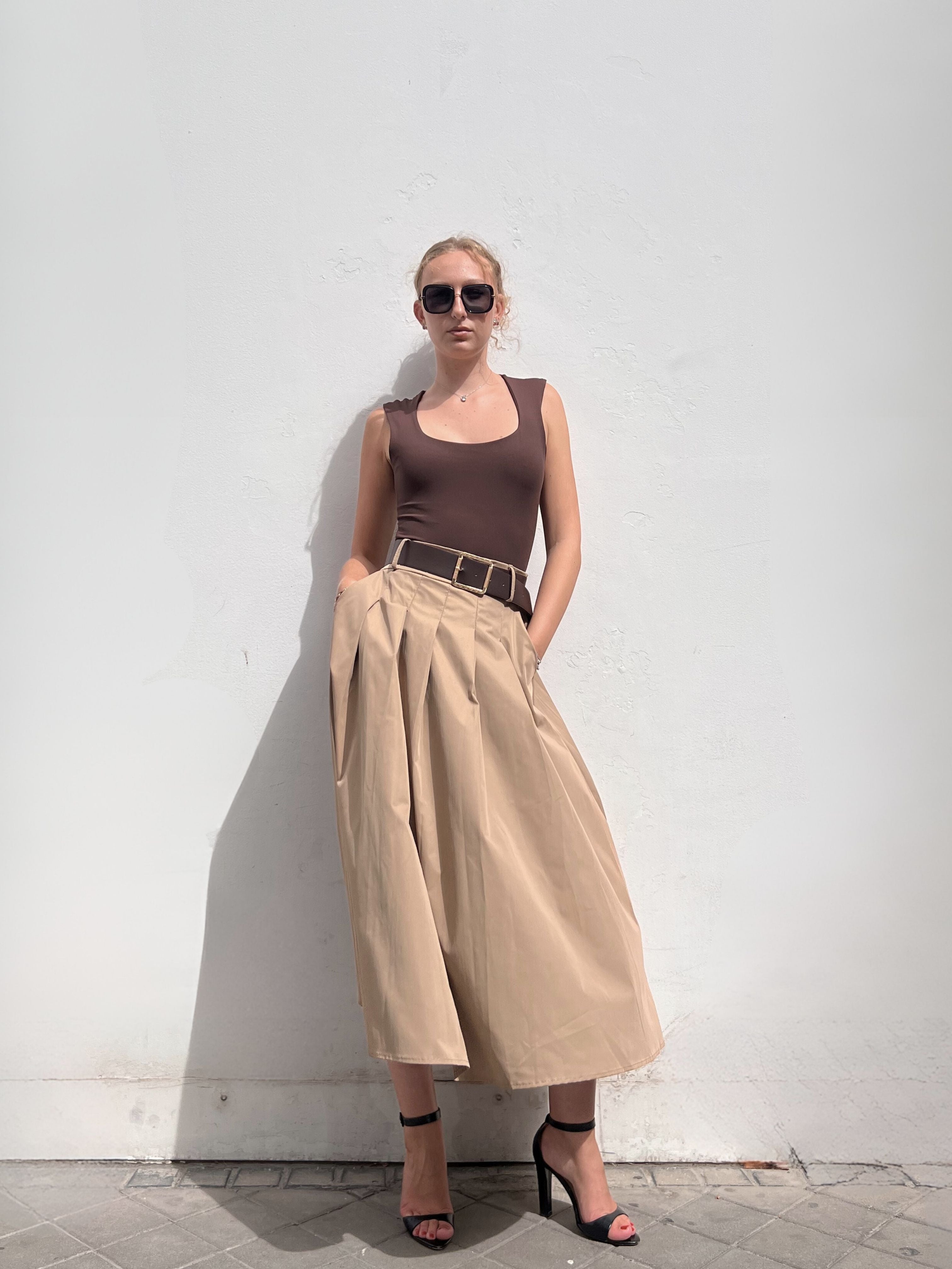 falda larga plisada beige
