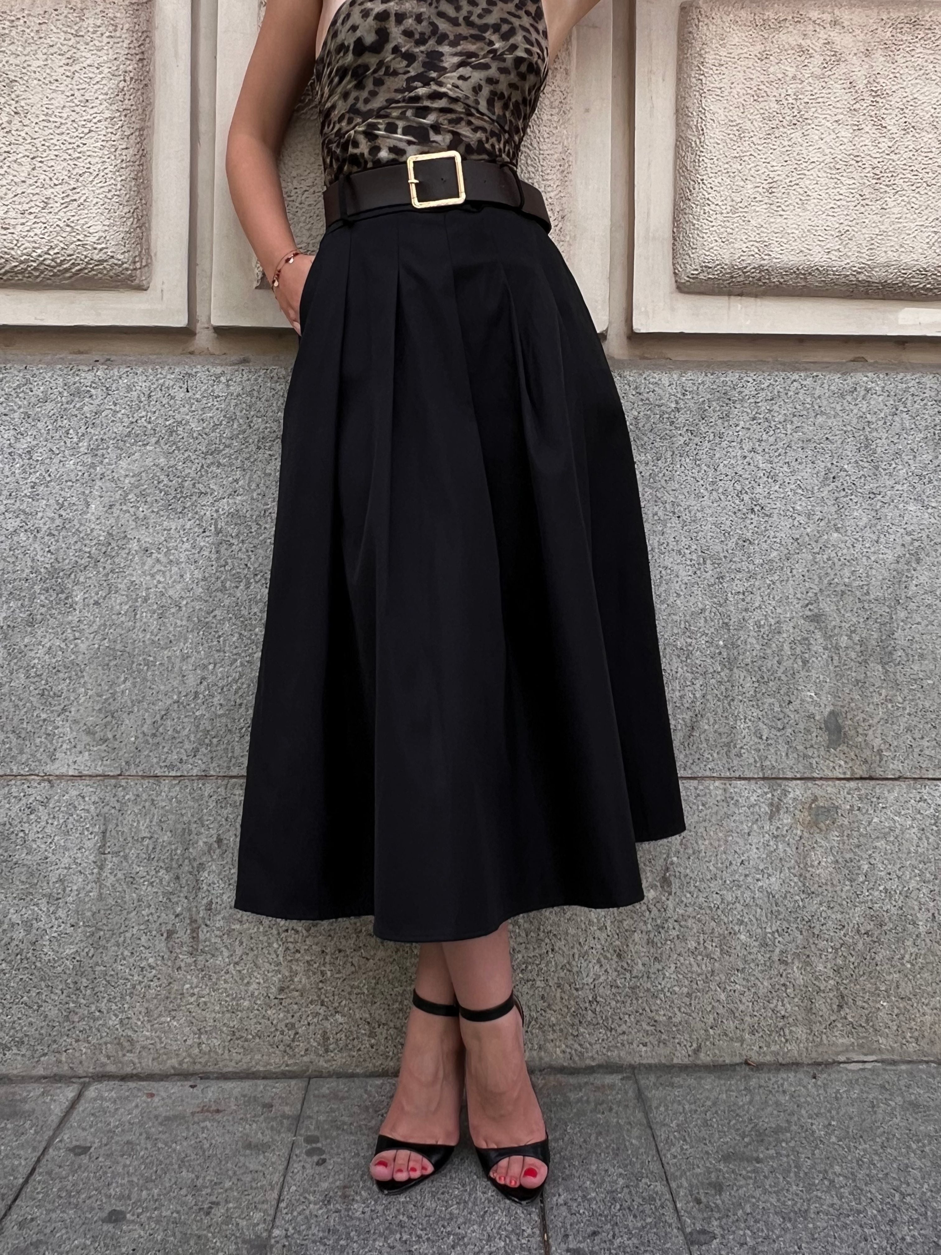 falda plisada cinturon negra