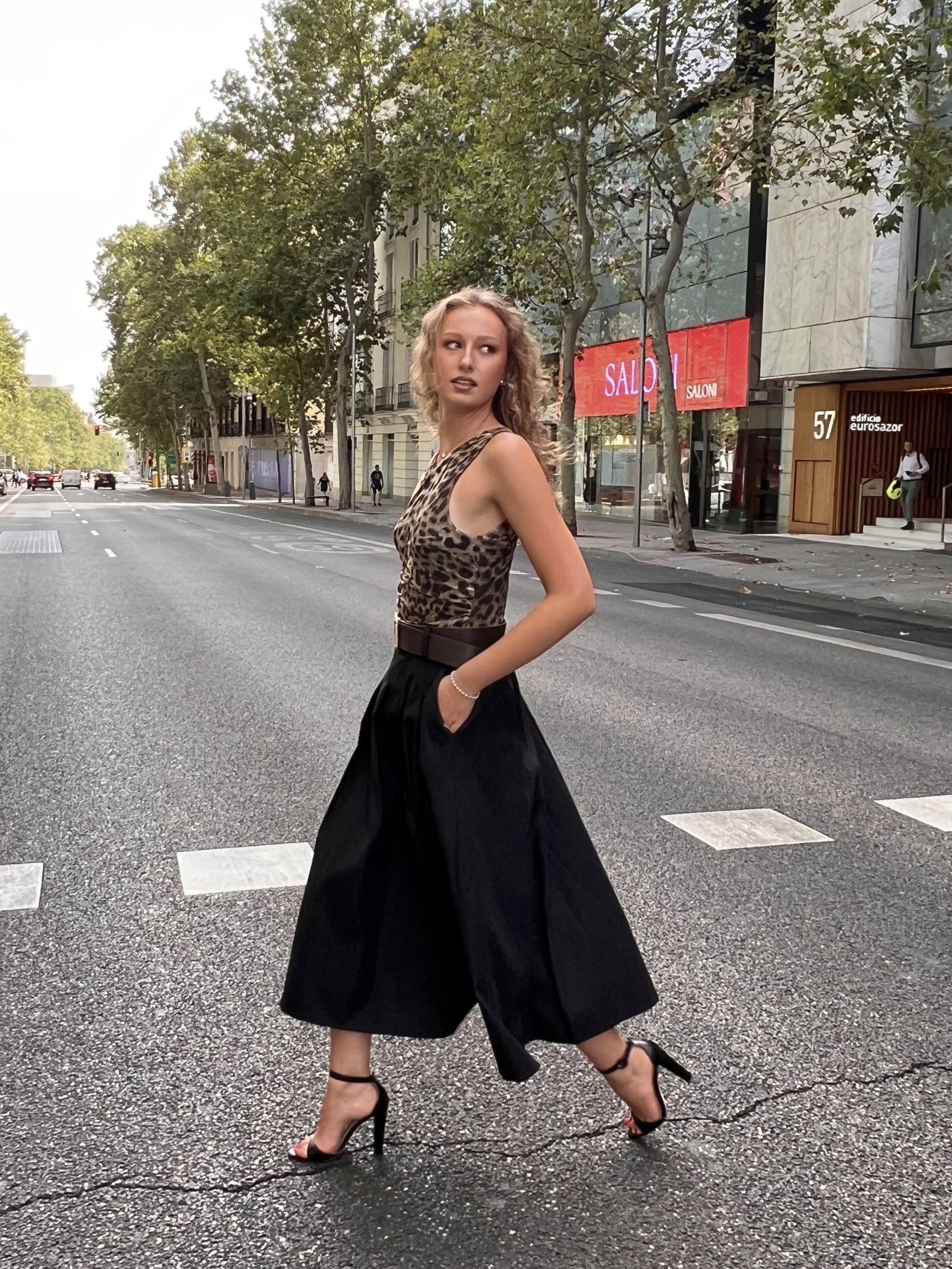 falda plisada cinturon negra