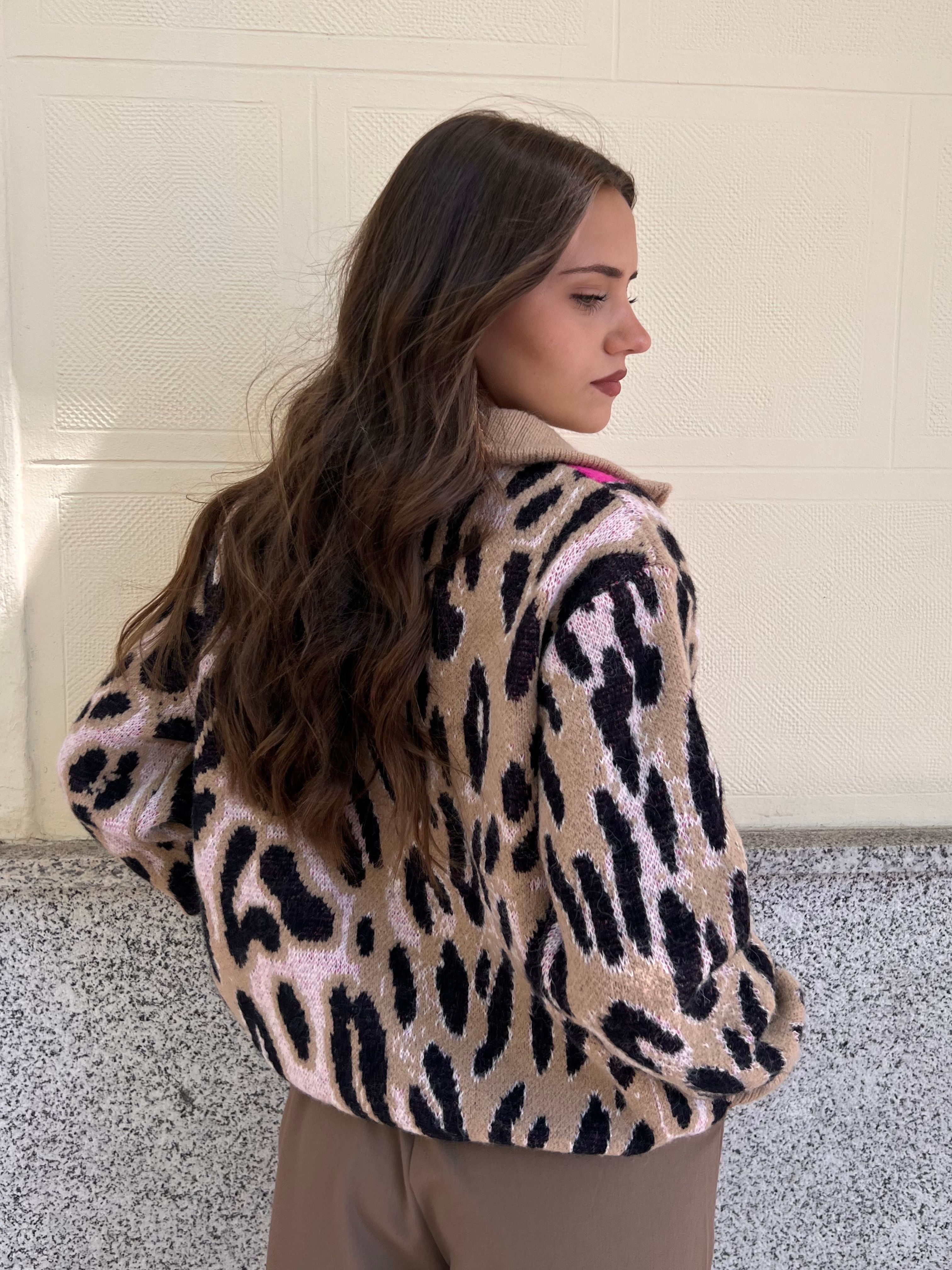 jersey con cremallera estampado leopardo y fucsia