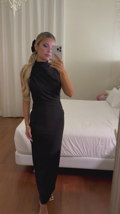 Vestido largo ajustado con detalle fruncido en el hombro