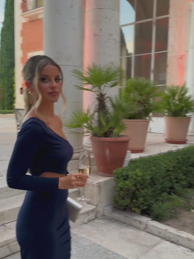 Vestido con escote y manga asimétrica negro