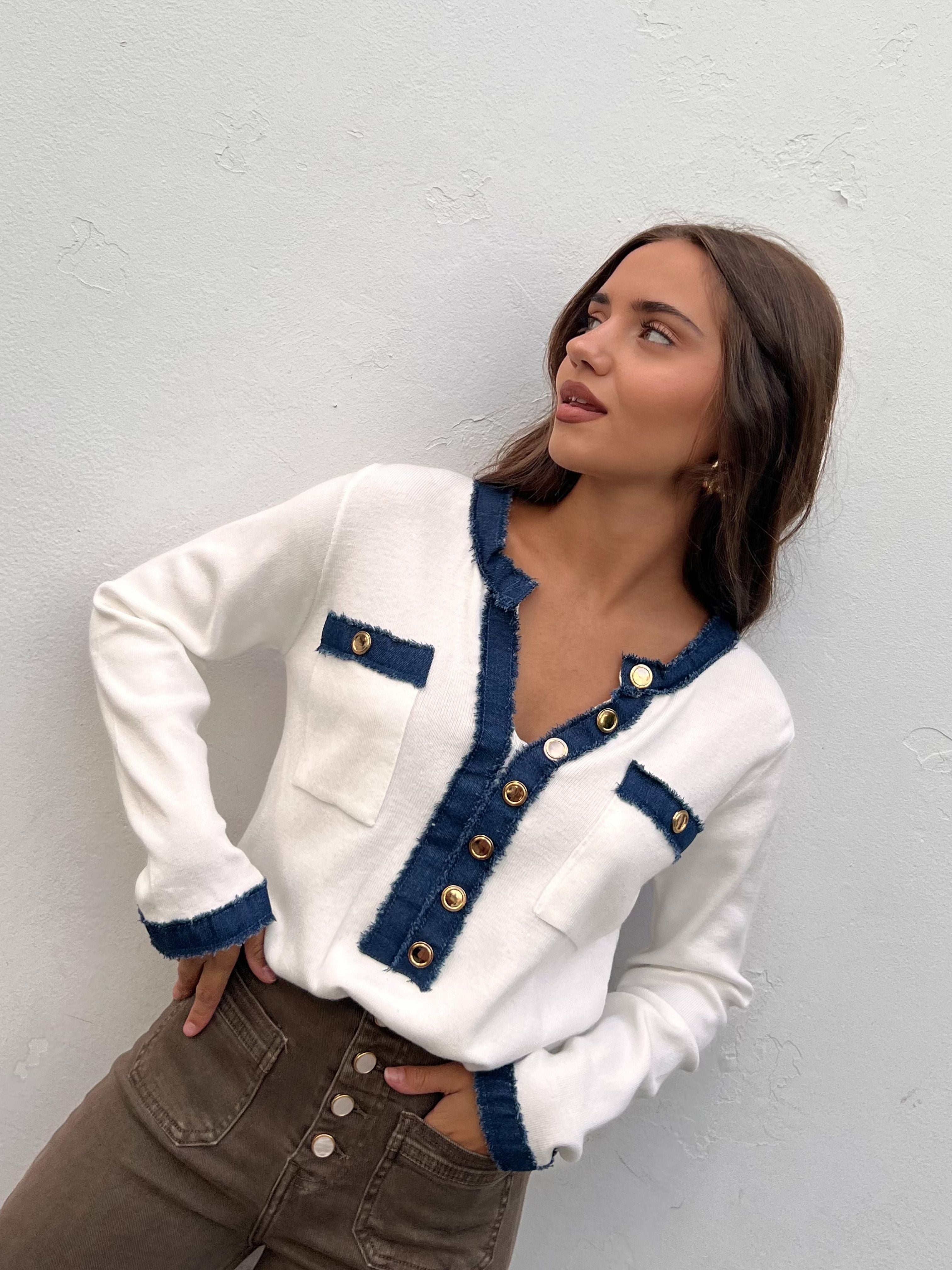 sueter blanco cardigan de punto con detalles vaqueros y botones dorados