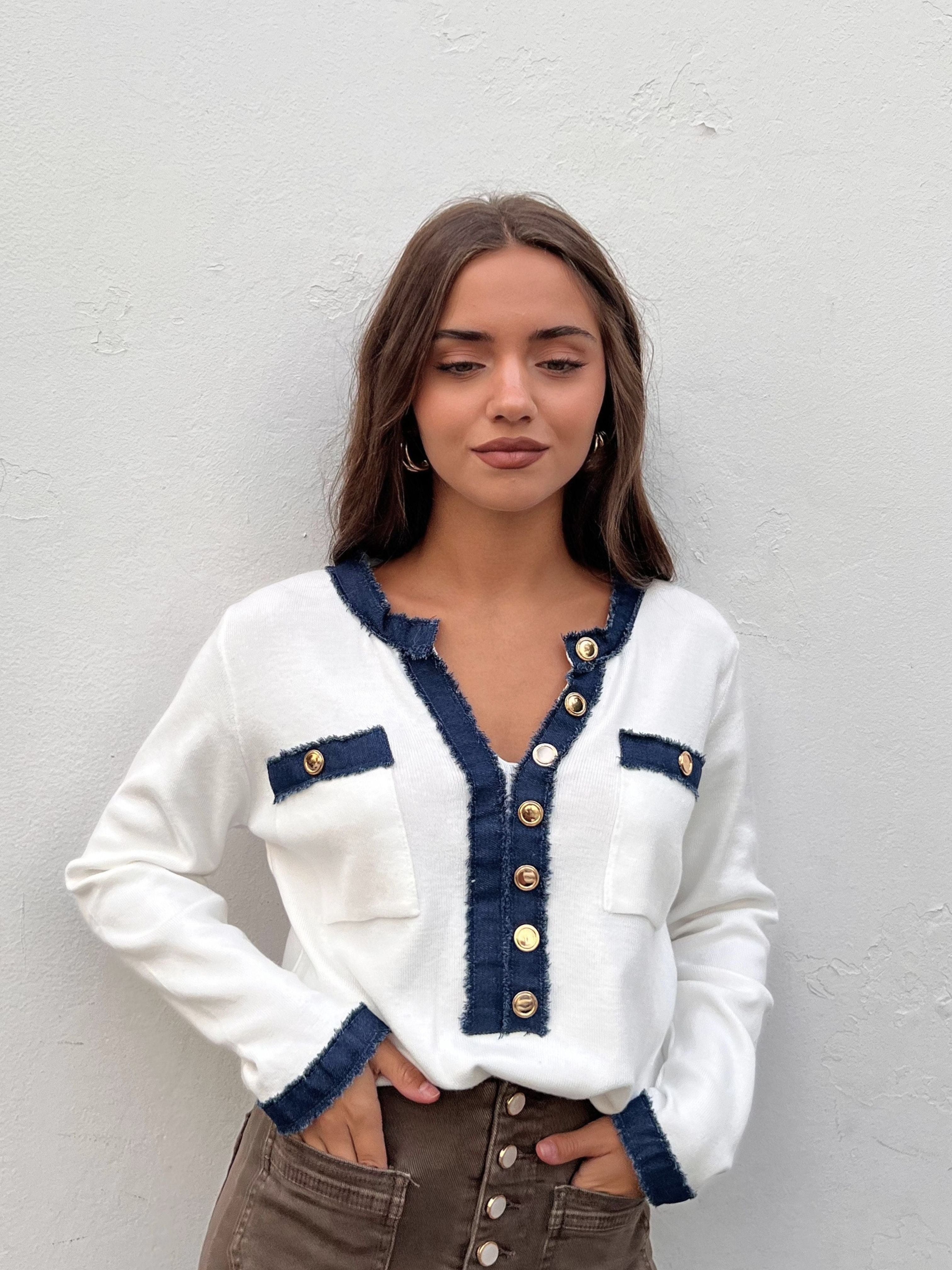 sueter blanco cardigan de punto con detalles vaqueros y botones dorados,