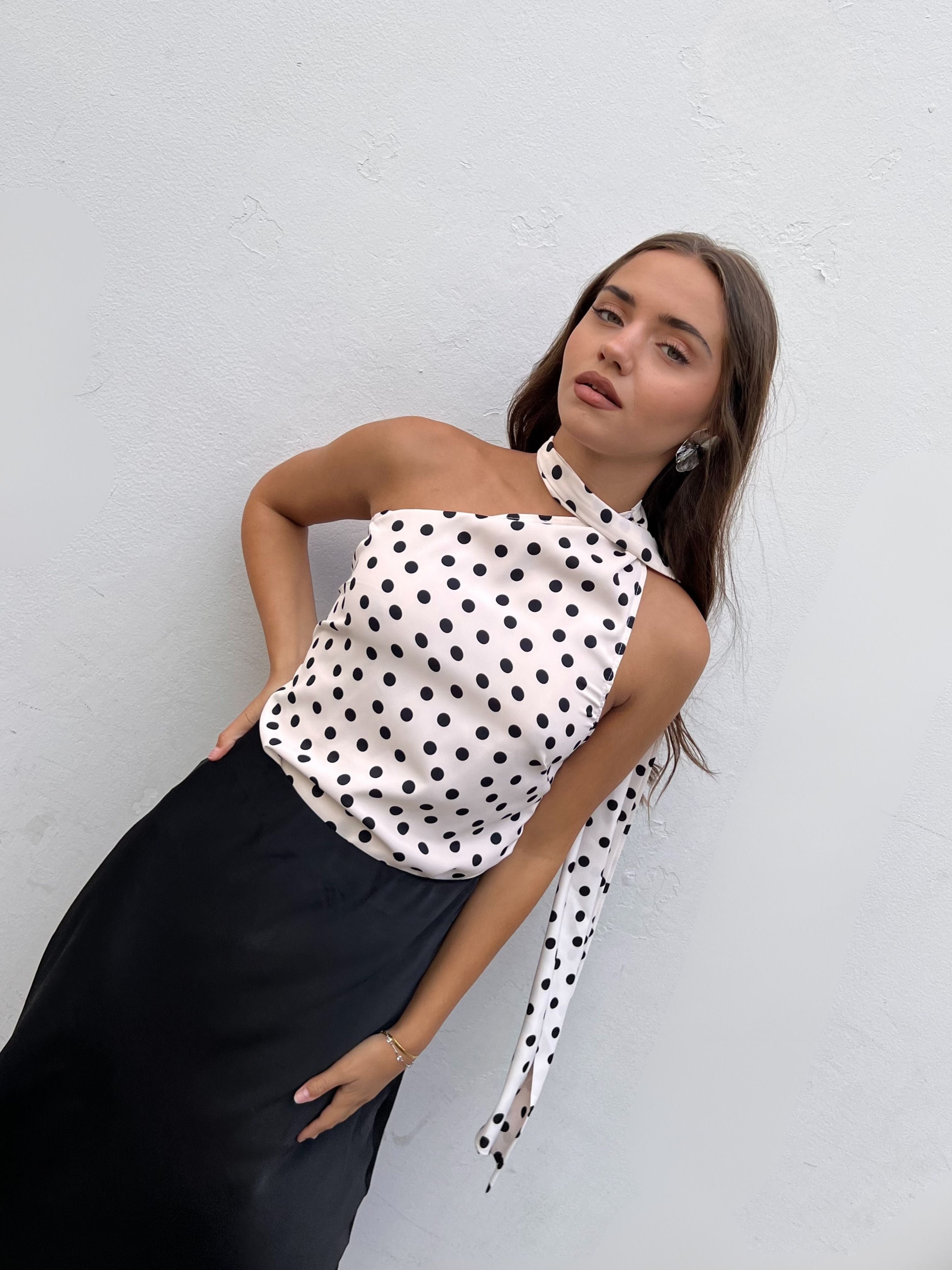 top lunares con lazada escote asimetrico