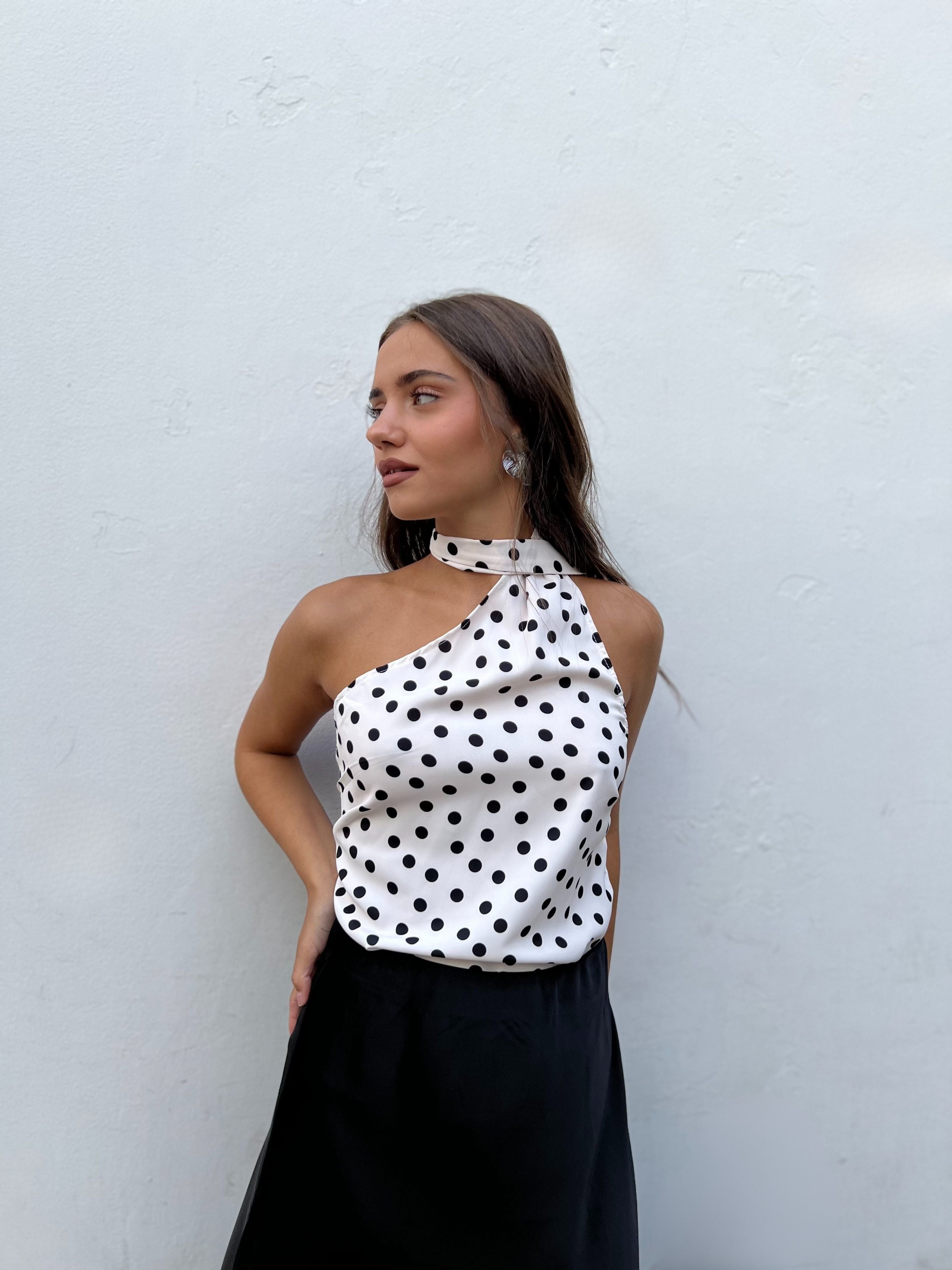 top lunares con lazada escote asimetrico