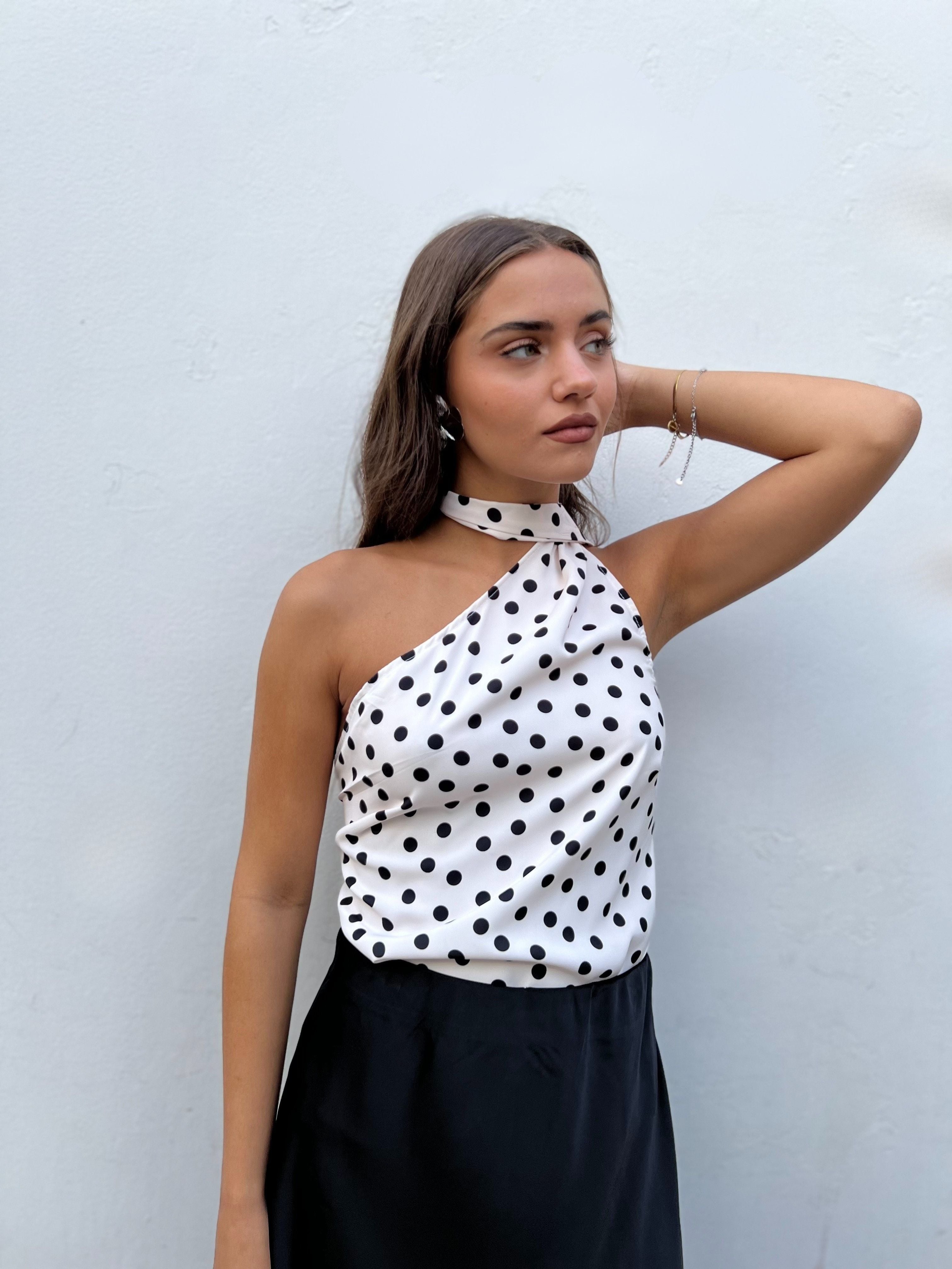 top lunares con lazada escote asimetrico