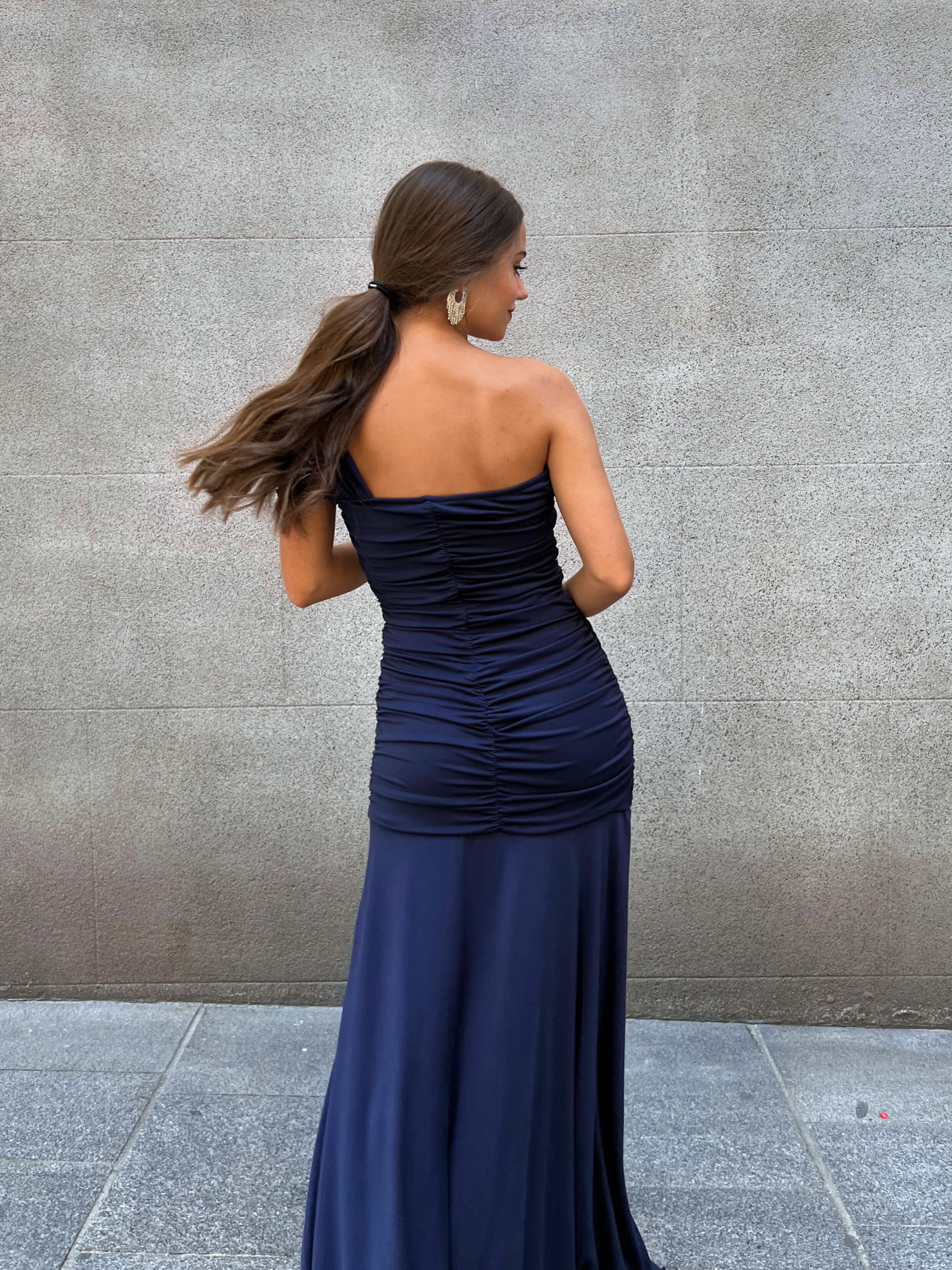 Vestido largo elegante con cuerpo drapeado y falda lisa azul marino