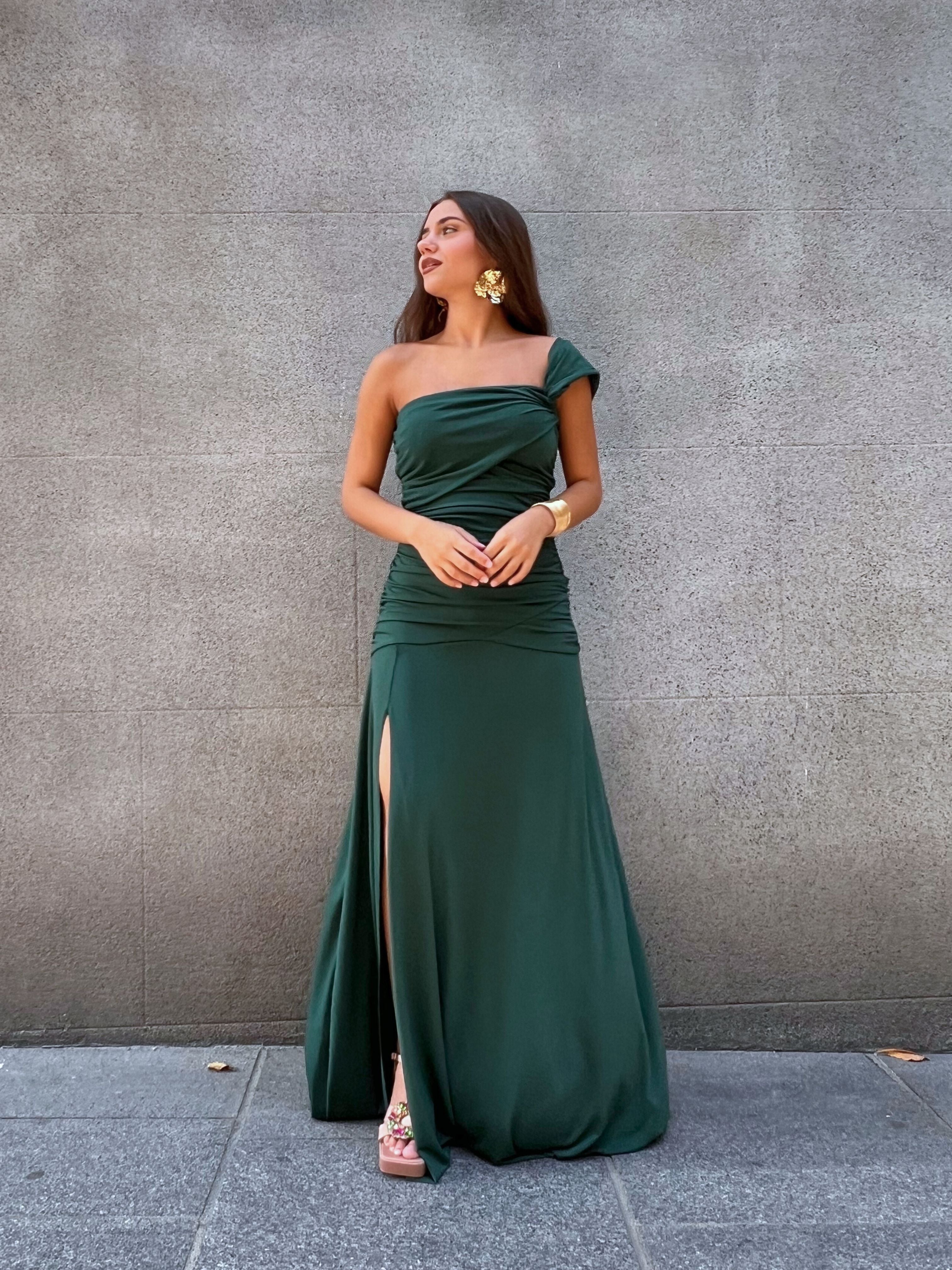 Vestido largo verde elegante con cuerpo drapeado y falda lisa