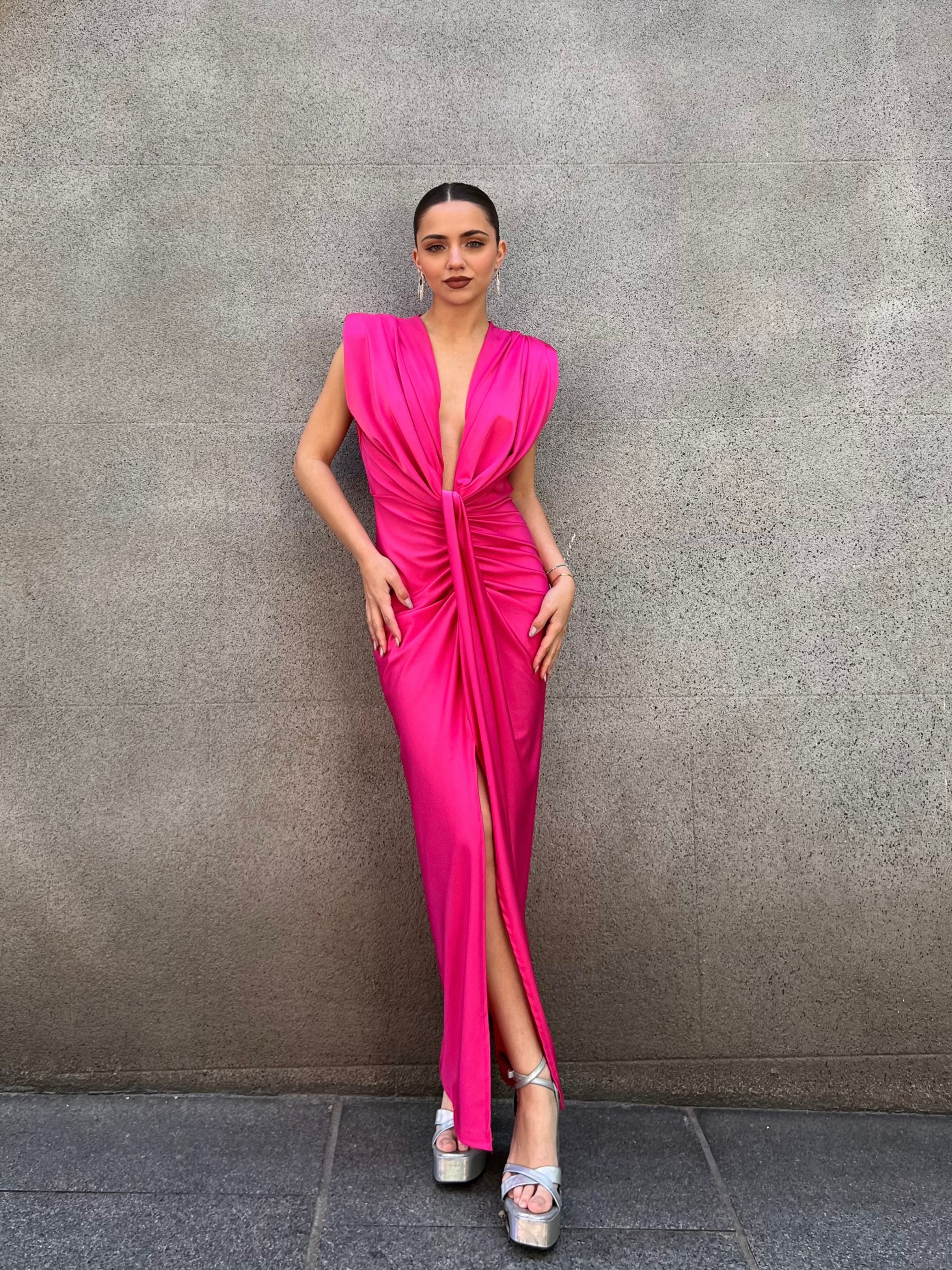 vestido_largo_de_fiesta_invitada_abertura_nudo_fruncido_sin_manga_buganvilla