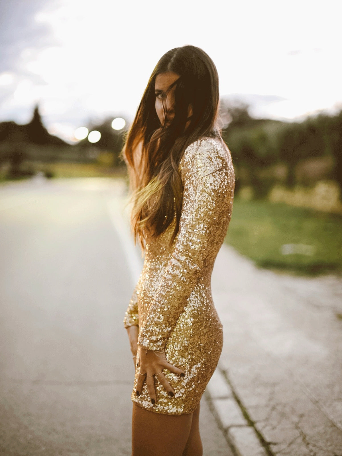 Vestido de fiesta dorado y plata de lentejuelas