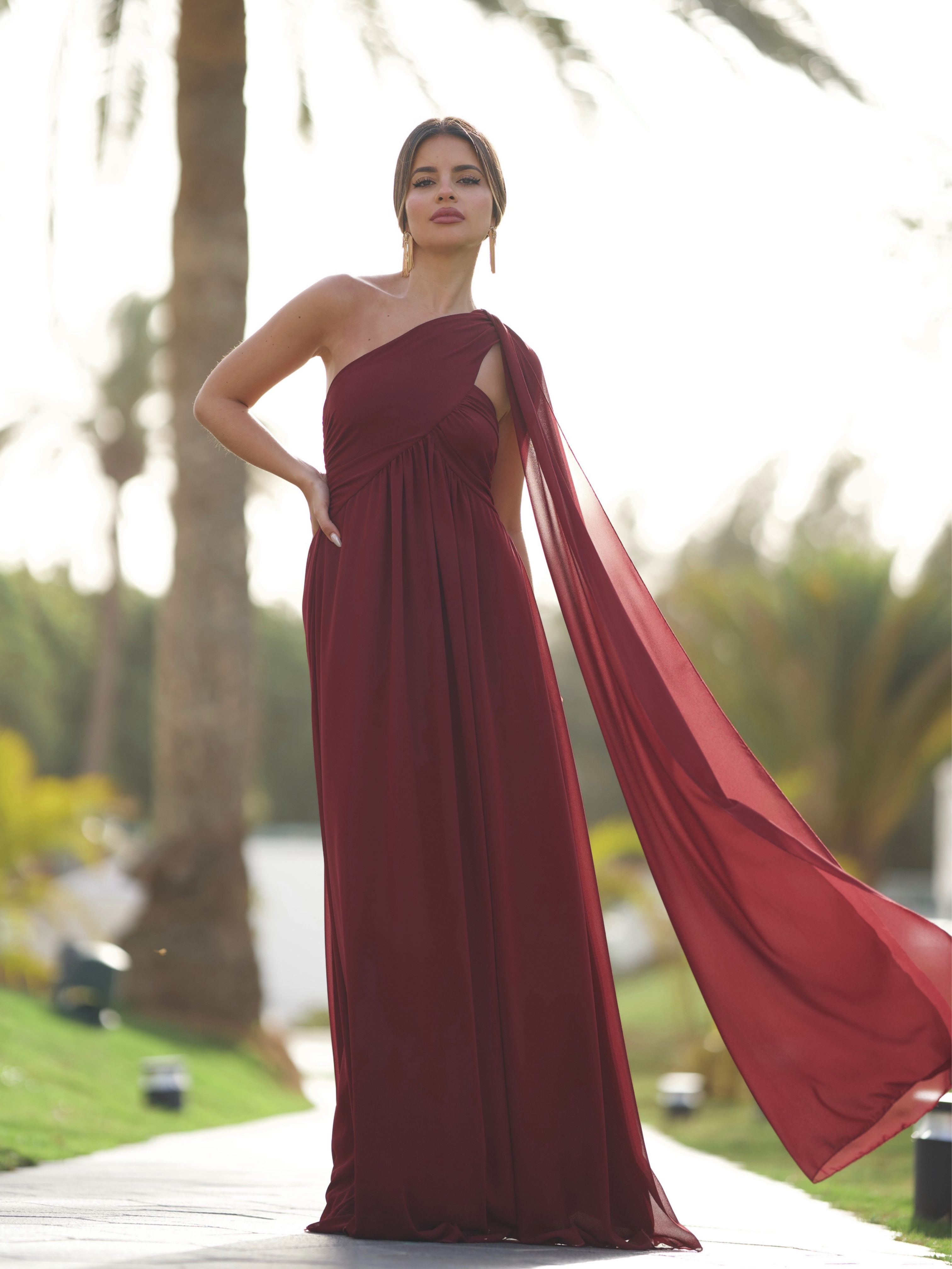 Vestido largo asimétrico invitada burdeos